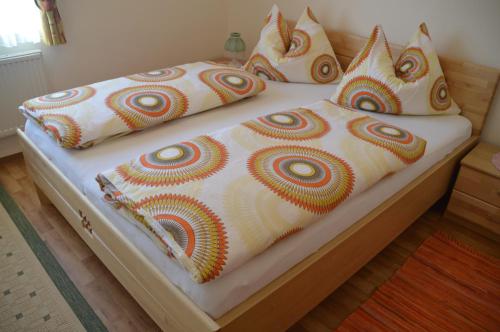 ein Bett mit vier Kissen darüber in der Unterkunft Pension Dürregger in Flattach