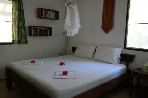 Katil atau katil-katil dalam bilik di Lake View Bungalows