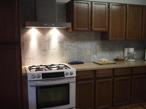 Una cocina o cocineta en Whale's Tail Guest Suites