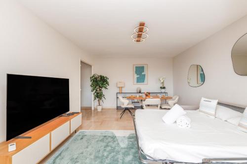 Upstays Elegant 50m2 1 Bedroom AC and Terrace