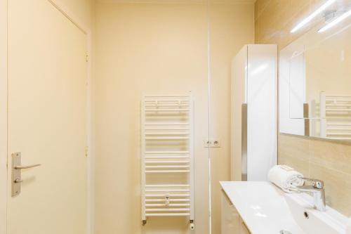 Upstays Elegant 50m2 1 Bedroom AC and Terrace