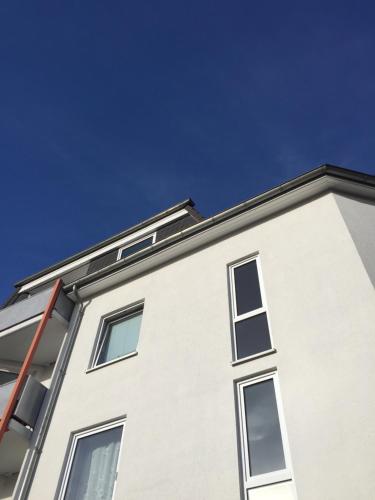 a white building with windows and a blue sky at Mini-Ferien-Suite Hildesheim in Hildesheim