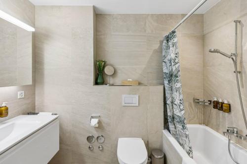 Spacious Apartment with Balcony & Great Location