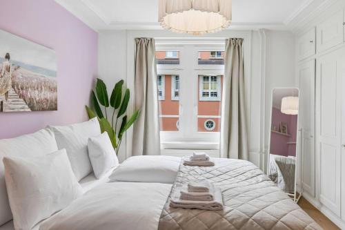 Spacious Apartment with Balcony & Great Location