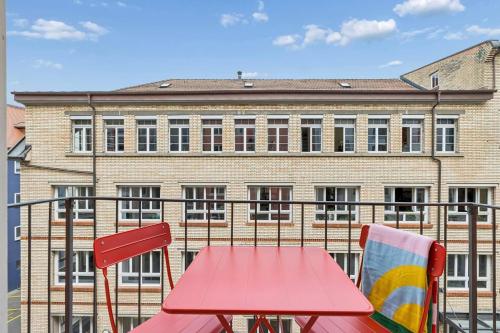 Spacious Apartment with Balcony & Great Location