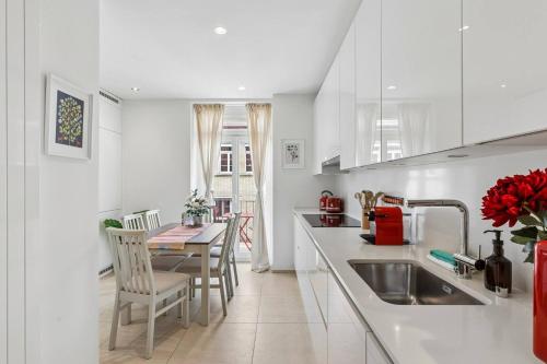 Spacious Apartment with Balcony & Great Location