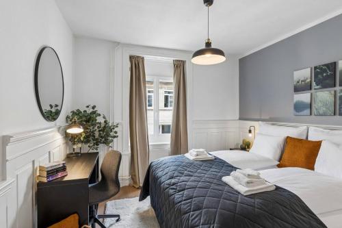 Spacious Apartment with Balcony & Great Location