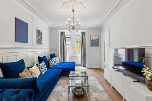 Spacious Apartment with Balcony & Great Location