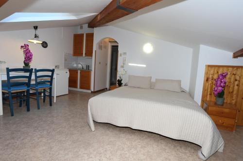 - une chambre avec un lit, une table et des chaises dans l'établissement Allure Apartments, à Piran