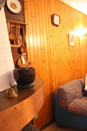 a room with a wooden wall with a pot on a table at Maurice des Alpes in Teglio