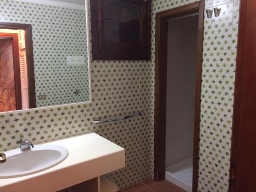 ポルト・ロトンドにあるAppartamento in Rudargia Residenceのバスルーム(洗面台、鏡付)