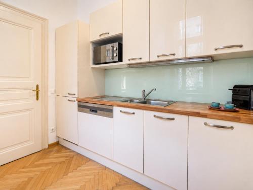 Spacious 2BR Apartment for 6 near City Center Metro U2