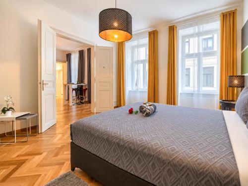 Spacious 2BR Apartment for 6 near City Center Metro U2