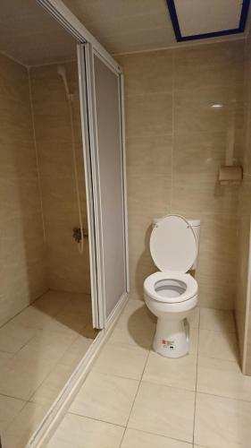台東市的住宿－金樽大飯店，一间带卫生间和步入式淋浴间的浴室