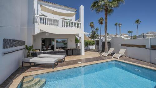 The Cozy Villa by the Sea