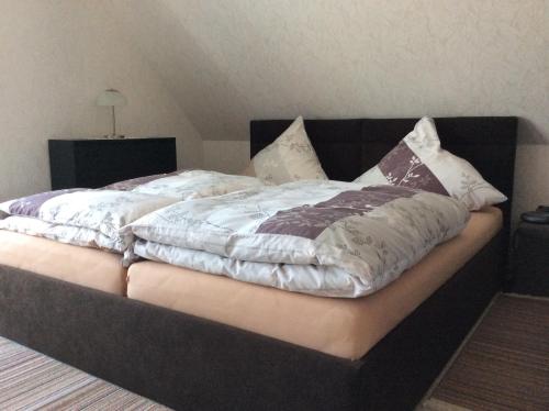 ein großes Bett in einem Zimmer mit in der Unterkunft Zimmervermietung im Eigenheim in Göda