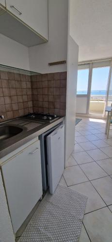 studio vue mer, au pied de la plage, port camargue