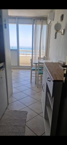 studio vue mer, au pied de la plage, port camargue