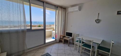 studio vue mer, au pied de la plage, port camargue