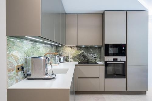 Renovated luxury 3-bedroom apt Cannes Croisette