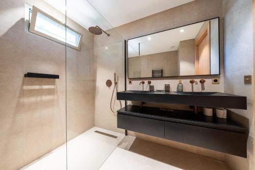 Renovated luxury 3-bedroom apt Cannes Croisette