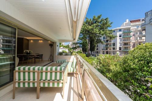 Renovated luxury 3-bedroom apt Cannes Croisette