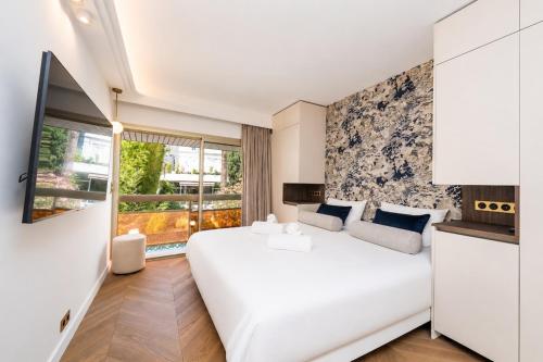 Renovated luxury 3-bedroom apt Cannes Croisette
