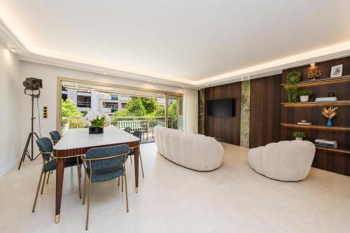 Renovated luxury 3-bedroom apt Cannes Croisette