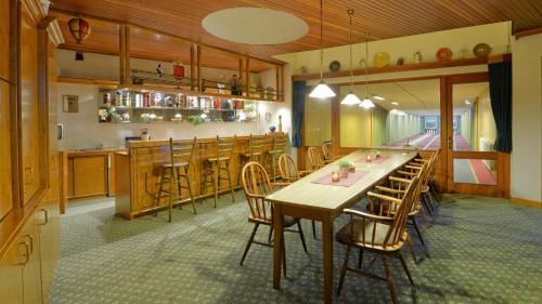a dining room with a long table and chairs at Landhotel Zur Eiche in Buxtehude