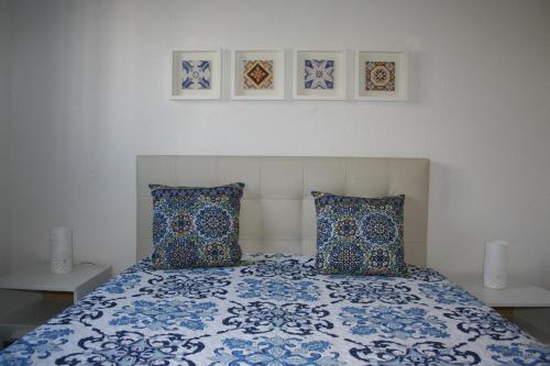 1 dormitorio con 1 cama azul y blanca y 2 almohadas en Bom dia Porto, en Vila Nova de Gaia
