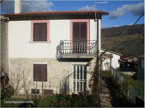 Cette maison blanche dispose d'un balcon sur le côté. dans l'établissement Casa Vacanze Le Vigne, à Rionero Sannitico