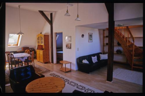 WarnitzにあるFerienwohnung Rustのリビングルーム(ソファ、テーブル付)