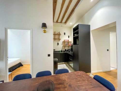 UrbanFlat 98 -Grand Appartement Centre de Paris pour 12 Voyageurs