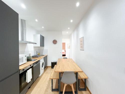 UrbanFlat 198 - Superbe Maison de Ville Proche Centre de Paris