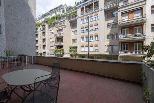HOME Fontana Milano, Historic Residence with Panoramic Terrace, Guastalla Area