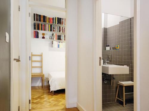 E36 - AC & Parking - Bright & Spacious Apartment
