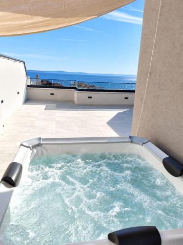 Spyro Apartment- Private rooftop terrace, jacuzzi & seaview