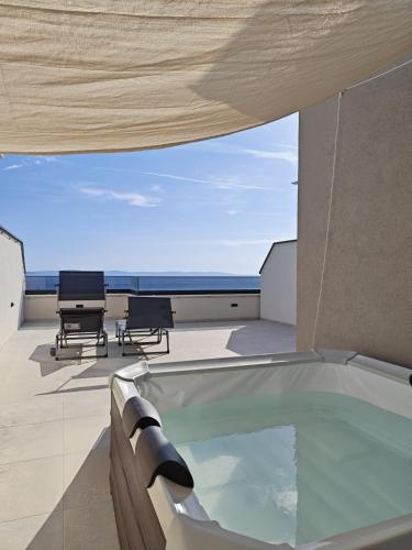 Spyro Apartment- Private rooftop terrace, jacuzzi & seaview