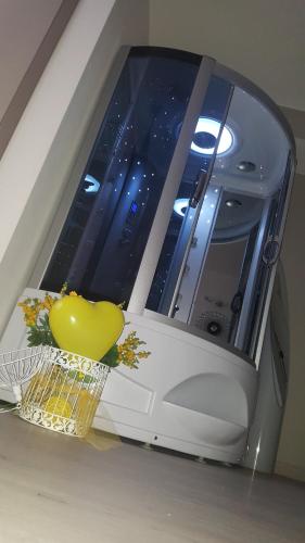 a juicer with a yellow duck on top of it at La Casa Dei Sogni in Gallico