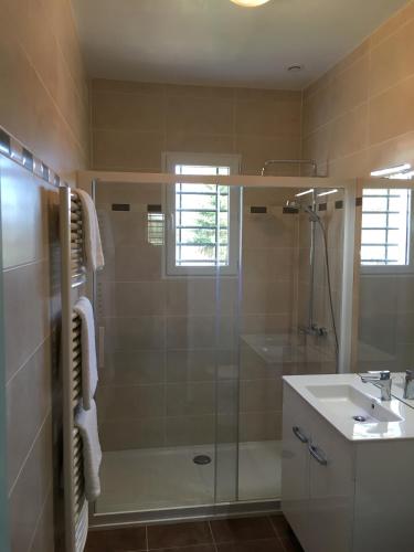 une salle de bain avec douche et lavabo dans l'établissement La Garenne, à Exideuil