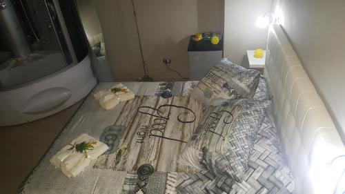 a room with a bed with skis on it at La Casa Dei Sogni in Gallico