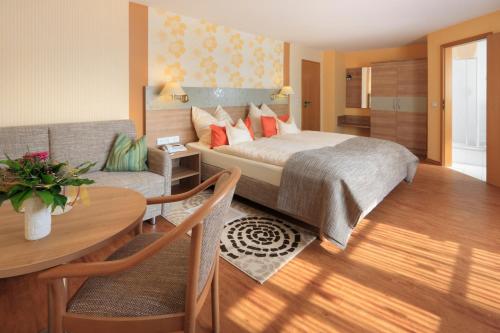 Кровать или кровати в номере Hotel Pension Stern
