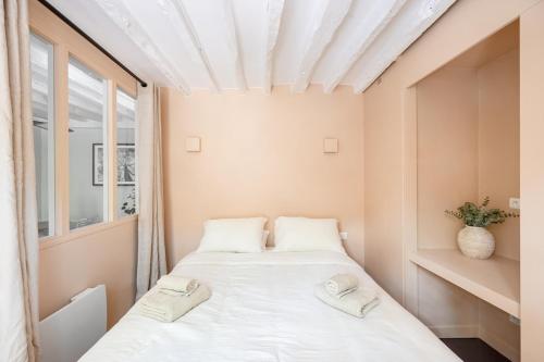 Elegant Parisian apartment, Place des Vosges