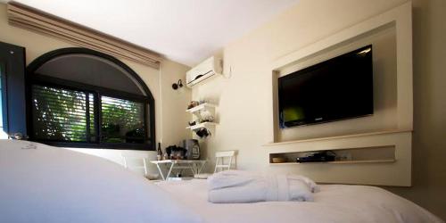 a bedroom with a bed and a flat screen tv at Zimmer you dreamed of in Arad