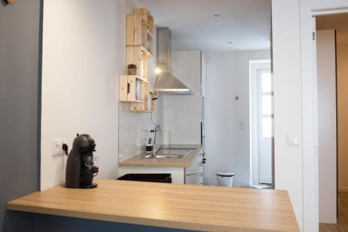una cucina con ripiano in legno in una camera di Ocean Center Apartments a Cascais