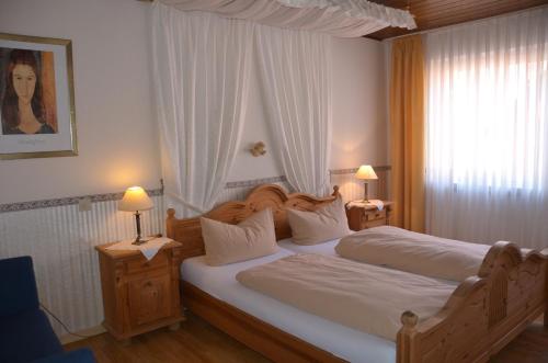 a bedroom with two beds and two lamps at Hotel Feiden Garni in Ediger-Eller