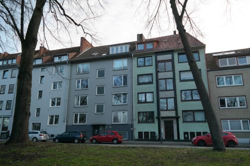 a large building with cars parked in front of it at Apartments am Wall in Bremen