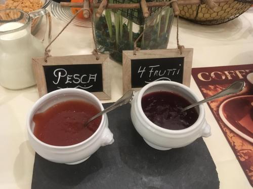 two cups of tea on a table with signs at Al Boccalino Bed&Breakfast in Melide