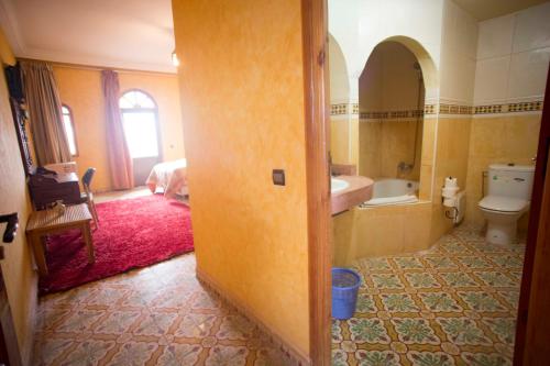 a room with a bathroom with a toilet and a sink at Hotel Kasbah Asmaa in Midelt