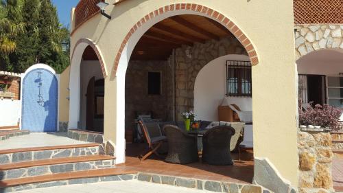 a patio with an archway and a table and chairs at Villa Vid-Bil Calpe in Calpe